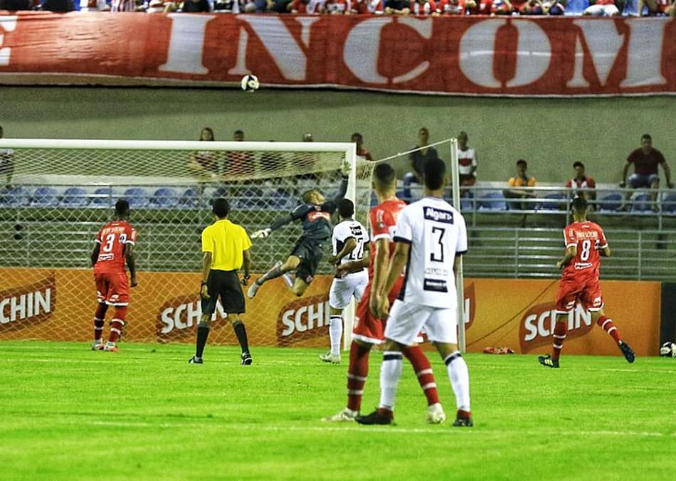 Em confronto equilibrado, CRB e Ceará empatam sem gols no Nordestão
