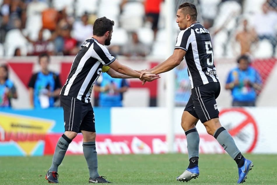 Alterações forçadas no meio-campo prejudicam a evolução do Botafogo