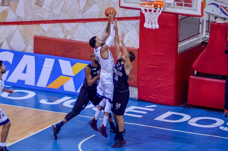Em jogo de viradas, São José vence Botafogo e respira no NBB