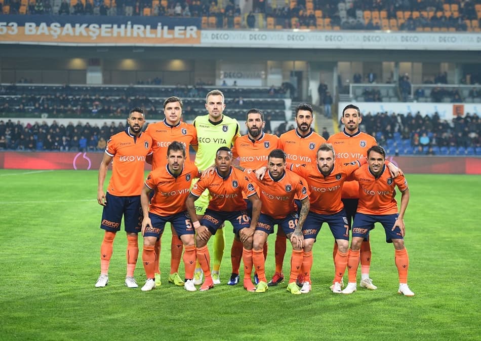 Brasileiros comemoram regularidade do Basaksehir no futebol da Turquia