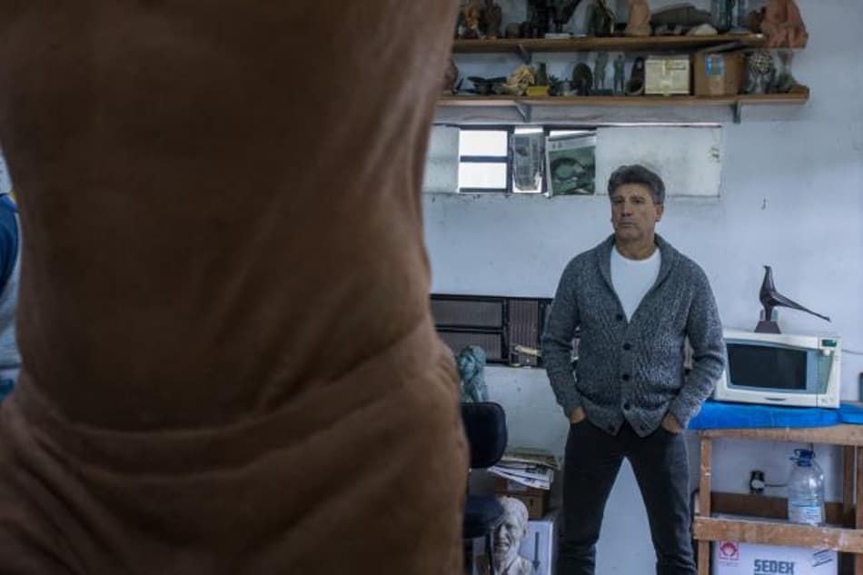 Renato Portaluppi observando confecção de estátua em sua homenagem