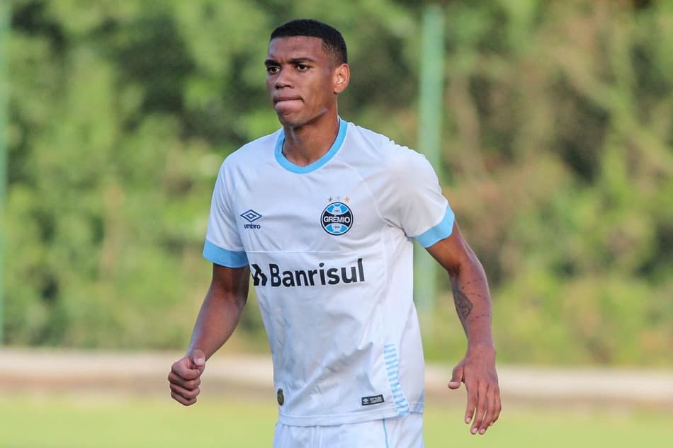 Grêmio acerta contratação de zagueiro destaque da base