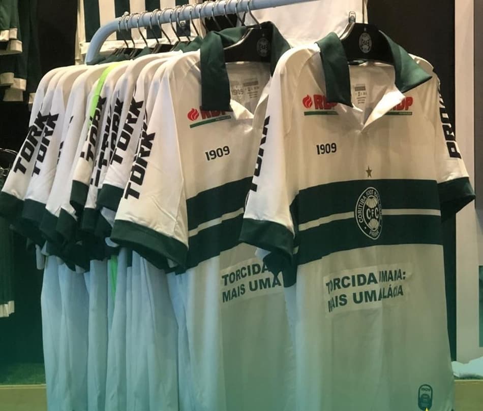Coritiba vende camisas usadas por jogadores com provocação ao Athletico