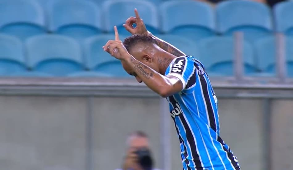 Grêmio goleia São Luiz na Arena e abre vantagem na ponta do Gauchão