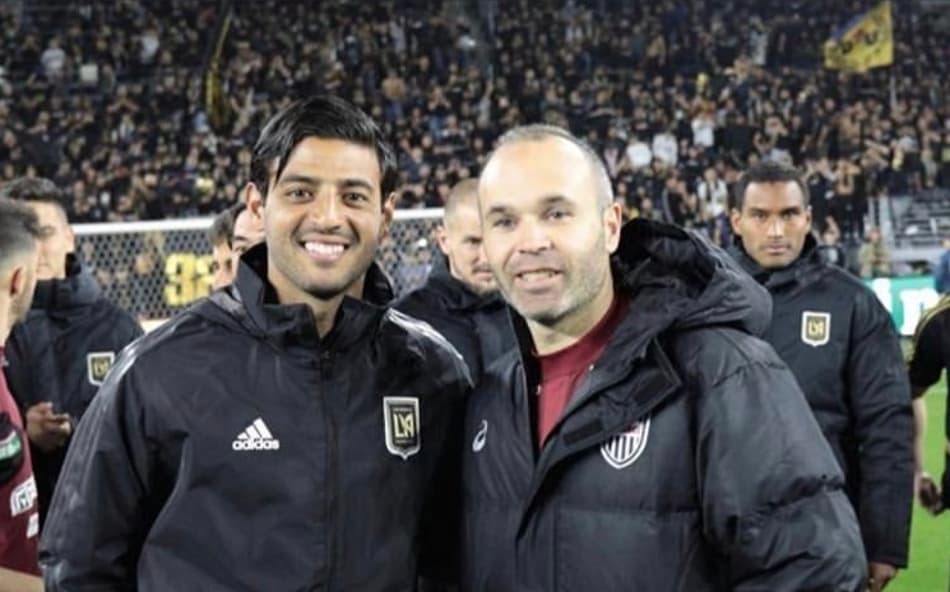 Após amistoso, Carlos Vela é motivo de elogios para Iniesta