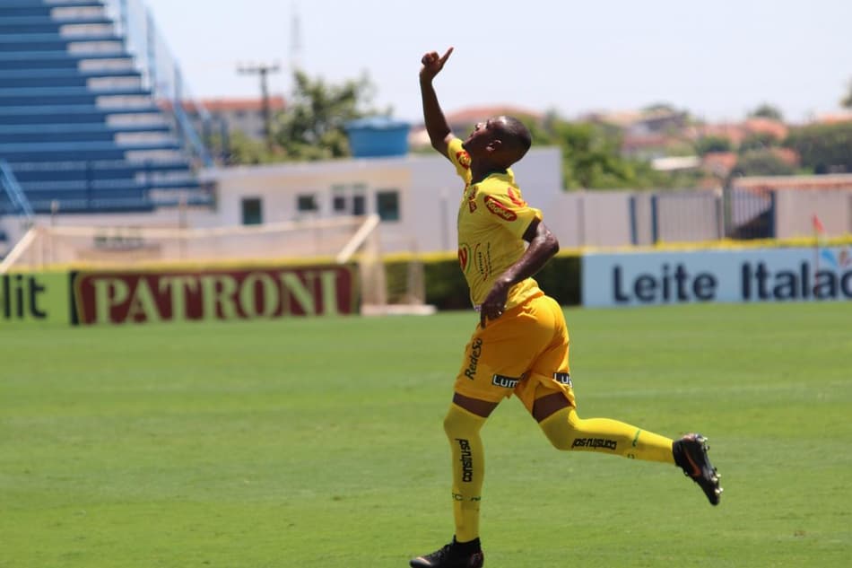 Leandro Amaro aplica 'lei do ex' em dose dupla no Guarani e festeja gols