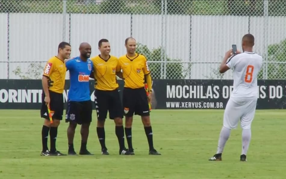 Após jogo-treino, arbitragem pede para tirar foto com Vagner Love