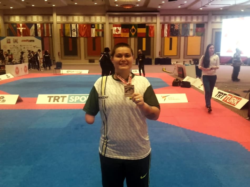 Brasileira fatura ouro inédito no Mundial de Parataekwondo
