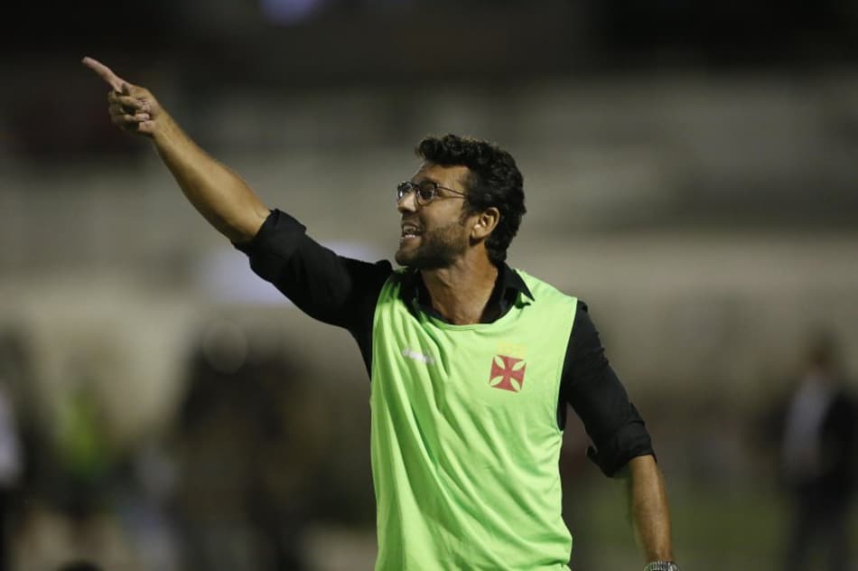 Valentim esconde escalação do Vasco, mas celebra 'dor de cabeça boa'