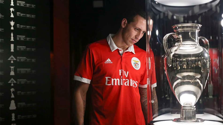 Rival do Fla na Libertadores acerta com zagueiro do Benfica