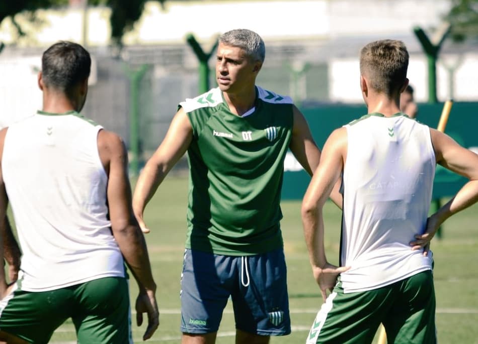 Dirigente confirma que Crespo e ex-Real Madrid são nomes que interessam para dirigir a Bolívia