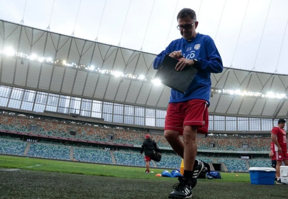 Com apenas um jogo, Osorio vive bastidores turbulentos no Paraguai