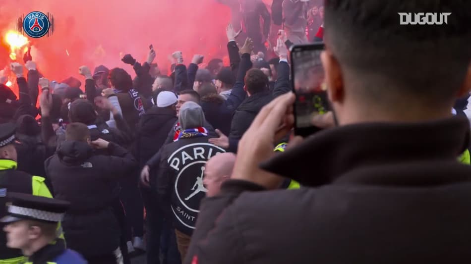 VÍDEO: Veja a festa da torcida do PSG nas ruas de Manchester