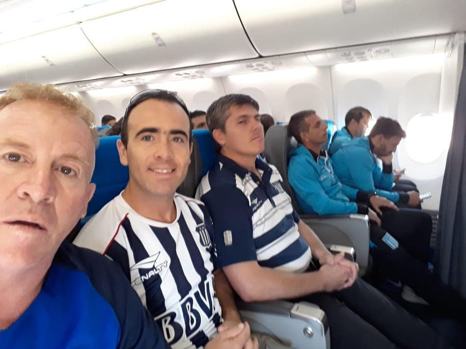 Torcedores do Talleres chegam a São Paulo em mesmo voo que delegação do Racing
