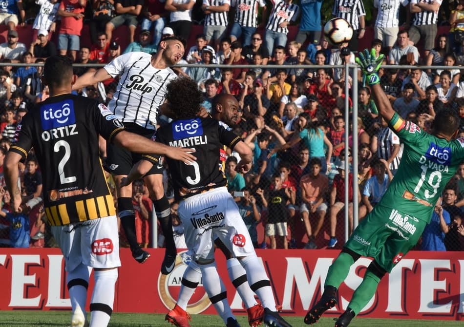 Com hat-trick de atacante, Libertad massacra o The Strongest