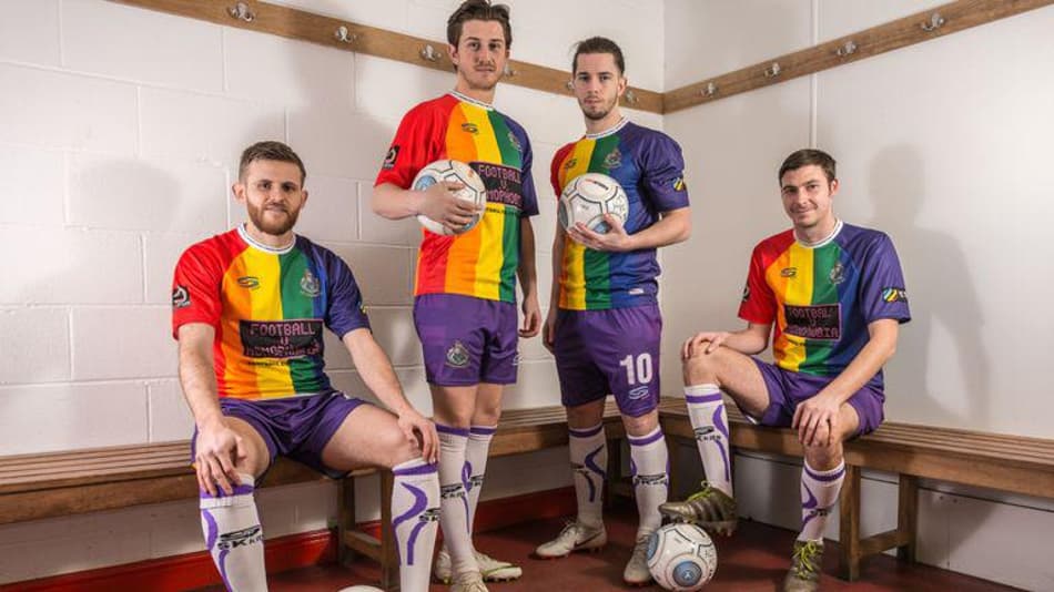 Clube da Inglaterra adota cores da bandeira do arco-íris em camisa de jogo