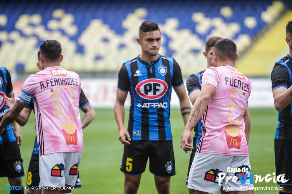 Patrocinado por lanchonete, clube do Chile usa números formados por batatas fritas