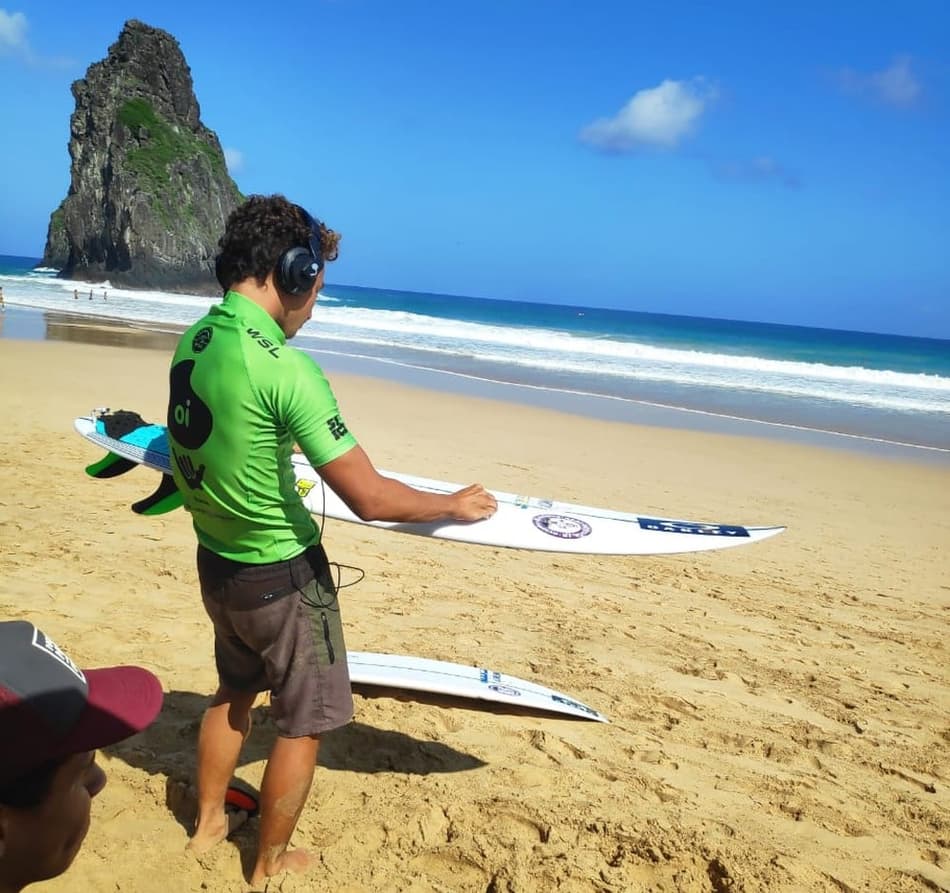 Potiguar de 16 anos vence estreia no QS de Noronha e vai encarar Medina