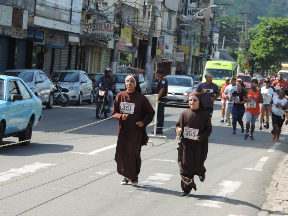 Padres e freiras se destacam em corrida de rua no interior do Rio