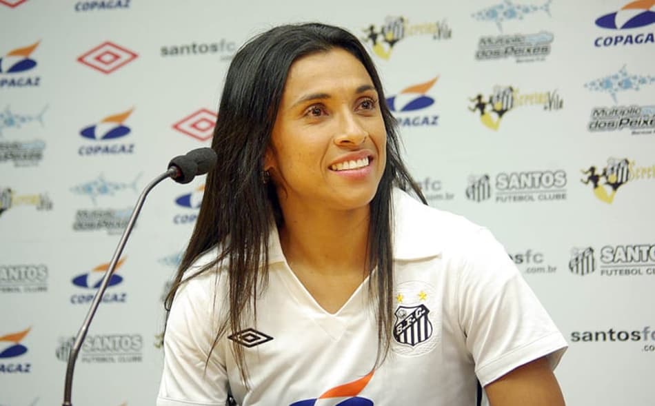 Marta treina com camisa do Santos e canta hino do clube em rede social