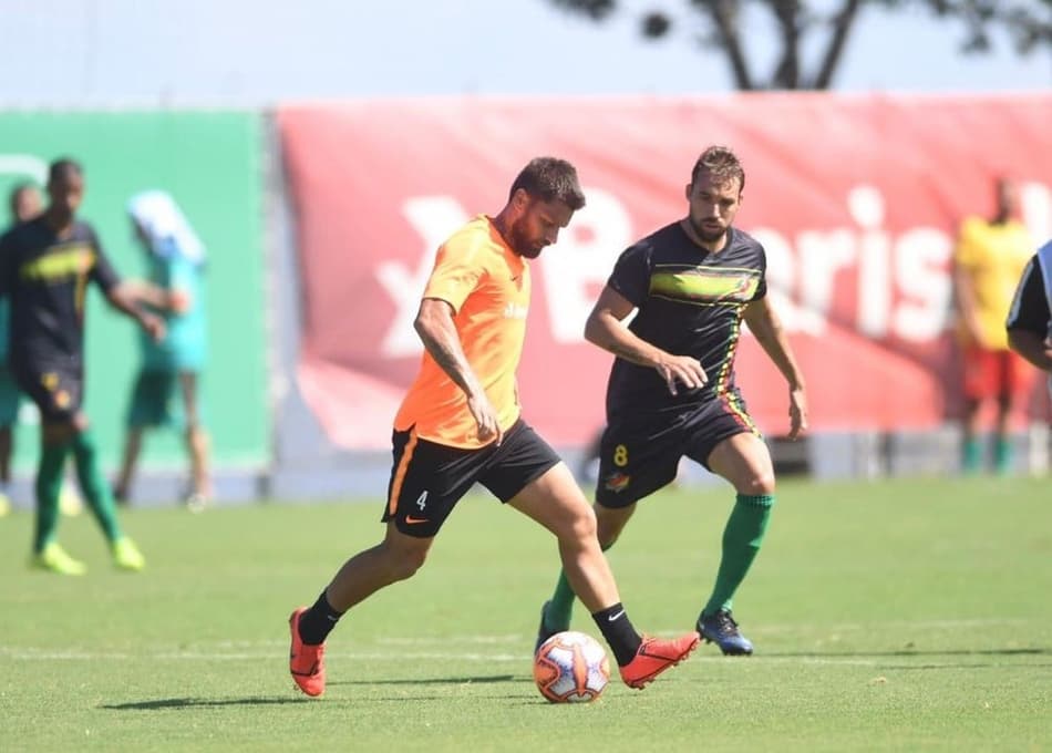 Sem Guerrero, Internacional massacra em jogo-treino