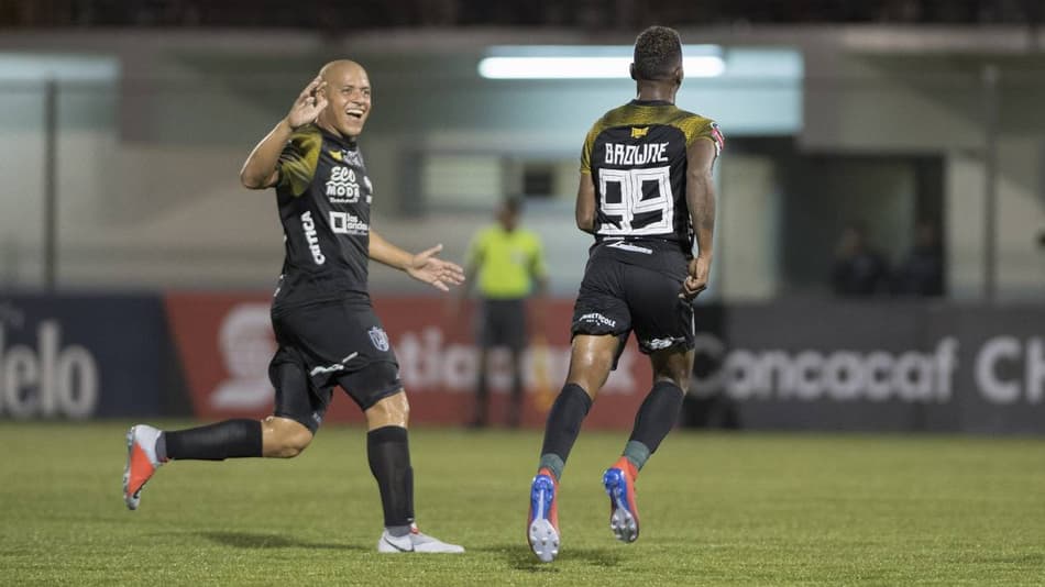 Com direito a goleada, mandantes abrem vantagem na Concachampions