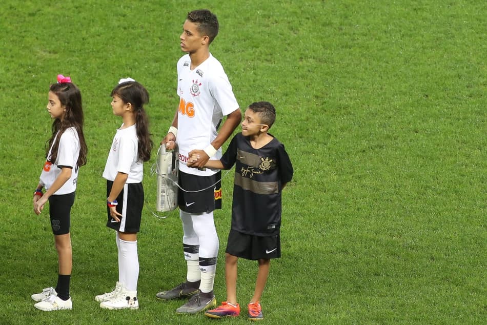 À espera de transplante, garotinho ganha ajuda de ala do feminino do Corinthians para conhecer Pedrinho