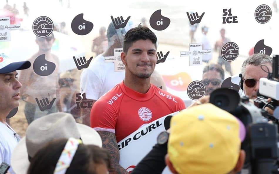 Gabriel Medina bate promessa brasileira e avança em Noronha