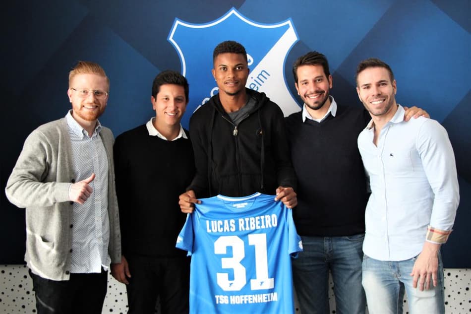 Ex-Vitória, zagueiro é apresentado no Hoffenheim: 'Não vejo a hora de conquistar o meu espaço'