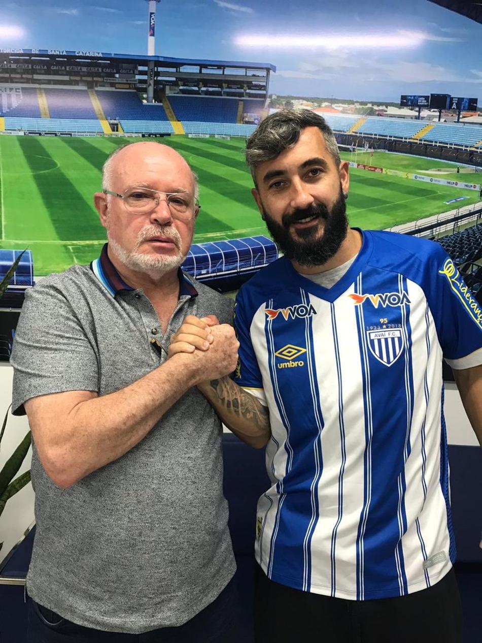 Avaí anuncia a contratação de Douglas até o fim da temporada