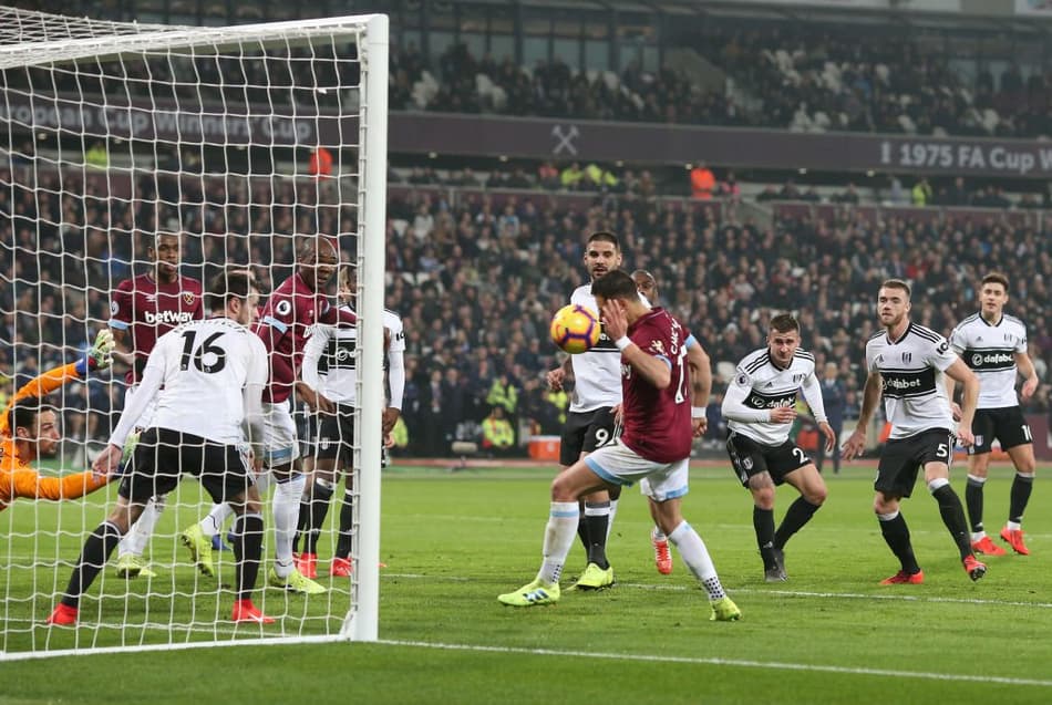 Chicharito Hernández repete gol emblemático e polêmico de Maradona