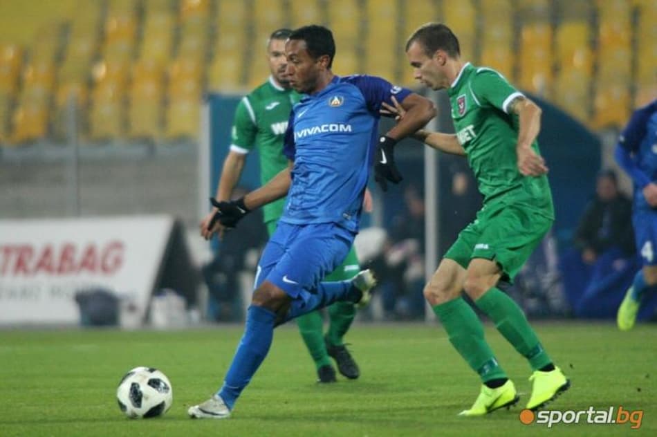 Ex-Corinthians, Paulinho faz gol e dá assistência em vitória do Levski Sofia