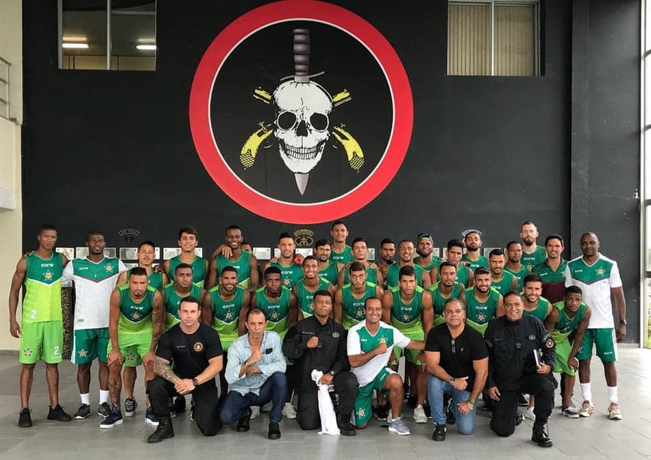 Elenco Portuguesa-RJ com o Bope