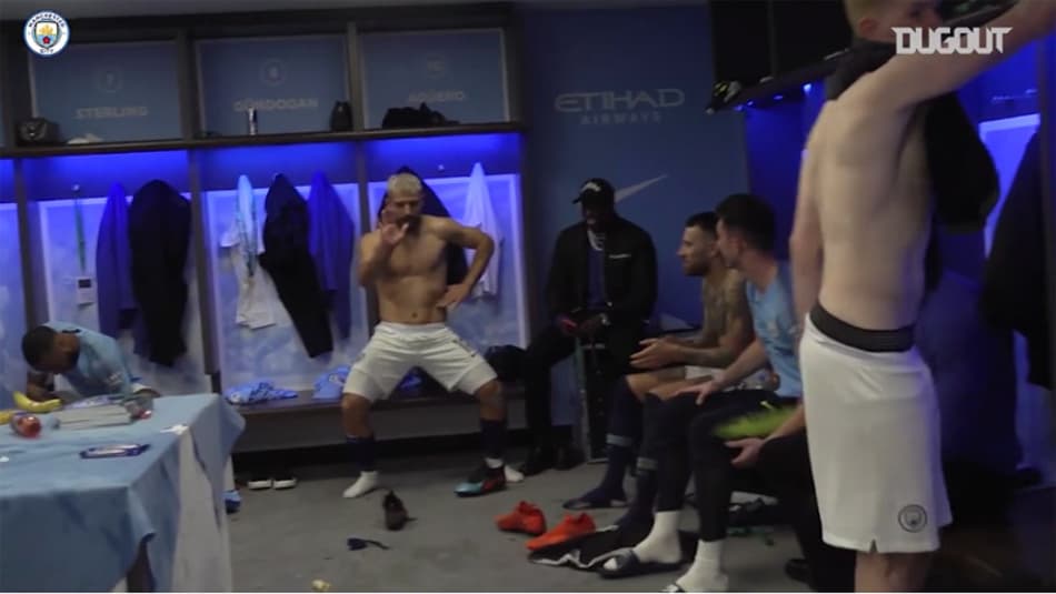 VÍDEO: Aguero se empolga em comemoração de título no vestiário do City