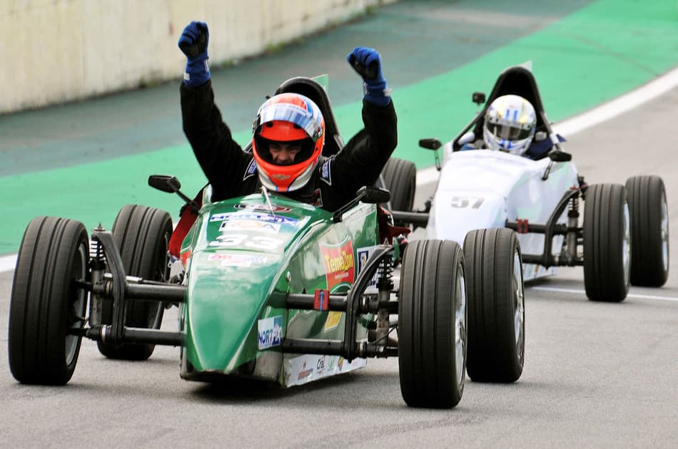 Com muito equilíbrio, quatro pilotos dividem as vitórias na Fórmula Vee em Interlagos