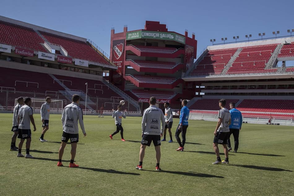 Corinthians conhece palco da decisão e mantém mistério em treino fechado