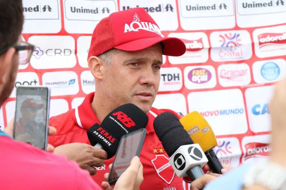 Eduardo Baptista comemora classificação em estreia pelo Vila