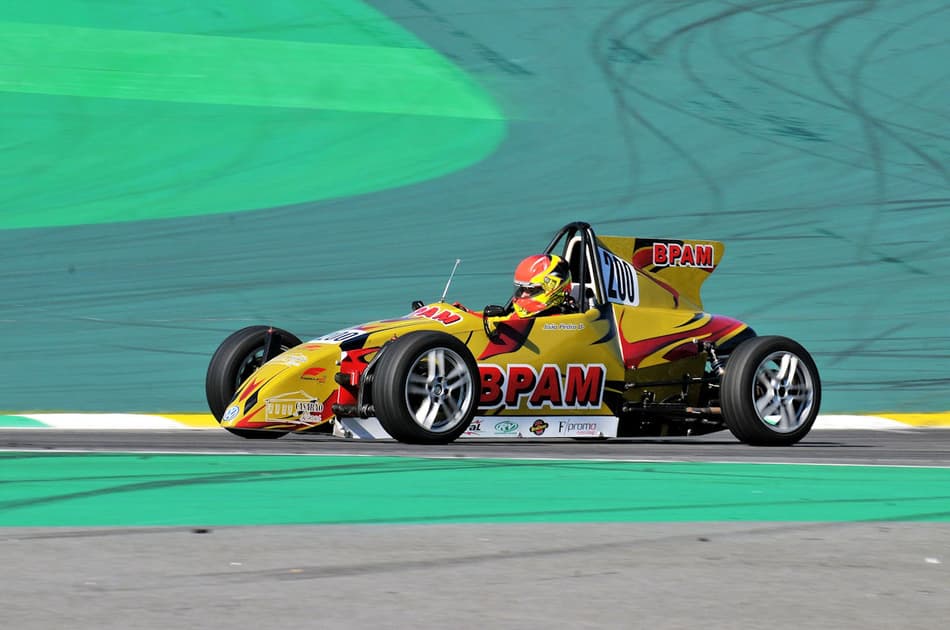 Com 14 anos de idade, João Pedro Maia brilha em Interlagos com a sua 1ª vitória e liderança na Fórmula Vee Júnior
