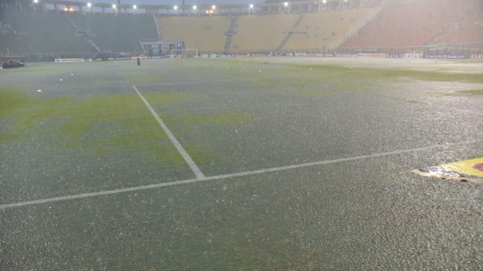 Dilúvio, espera e, enfim, bola rolando: sábado de Carnaval no Pacaembu