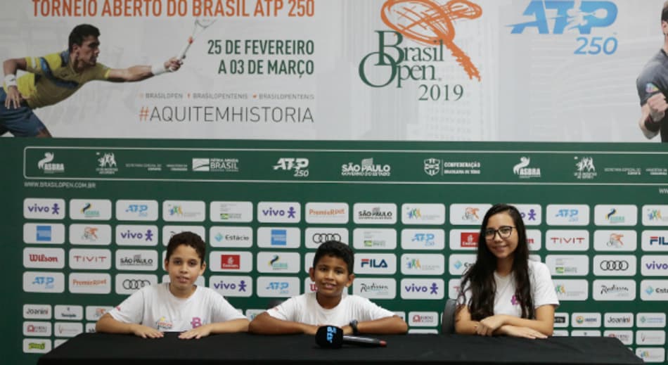 Crianças vivem seu primeiro contato com o tênis em SP e se impressionam