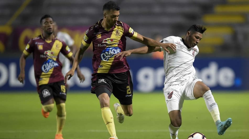 Com dois gols anulados, Athletico é derrotado pelo Tolima