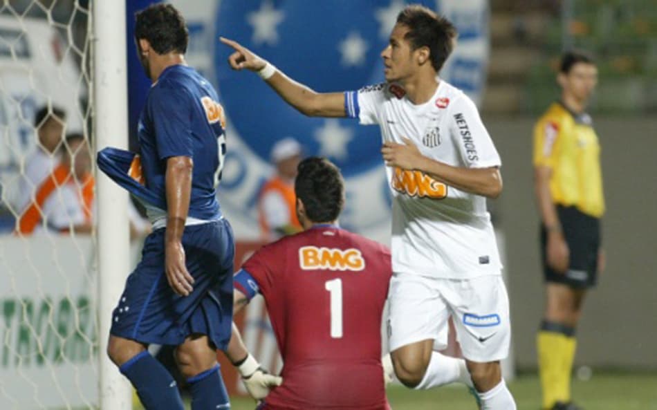 VÍDEO! Nas redes, Santos relembra aplausos a Neymar em goleada sobre o Cruzeiro; assista!
