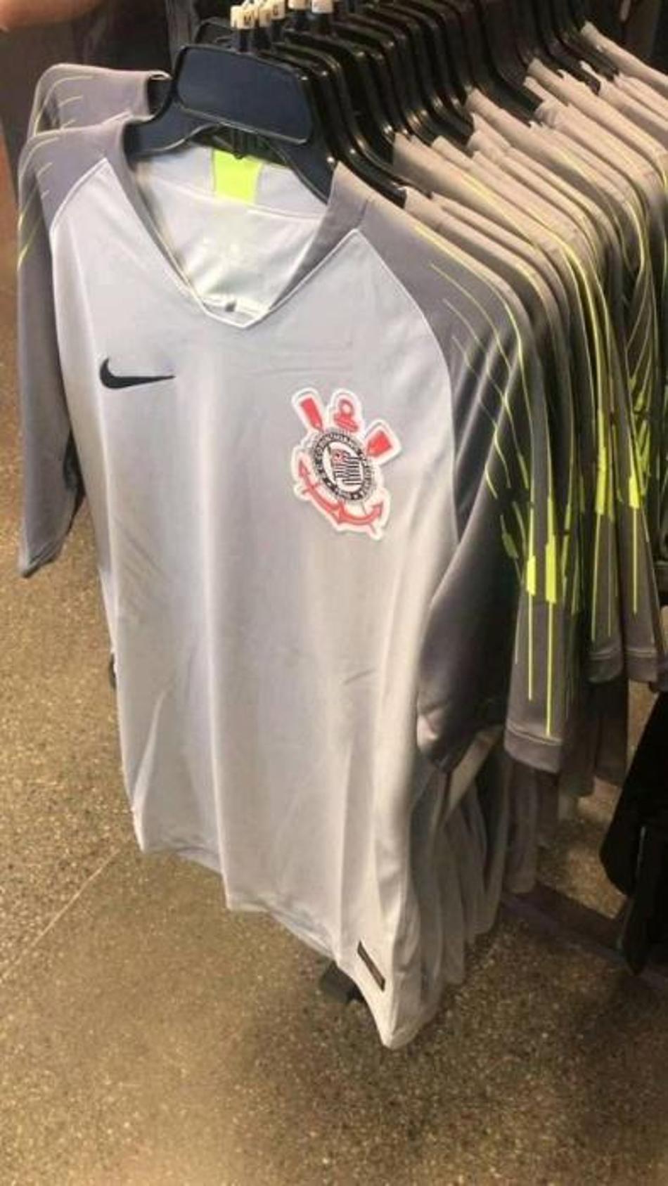 Camisa do Corinthians com detalhes em verde viraliza; peça foi vetada pelo clube