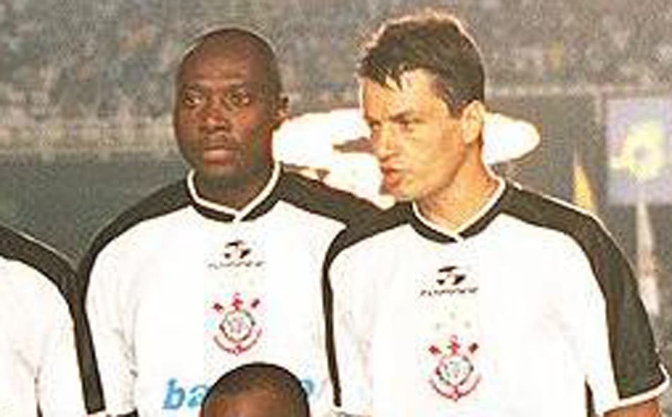 Corinthians sofre penhora de Adilson Batista por época em que era jogador