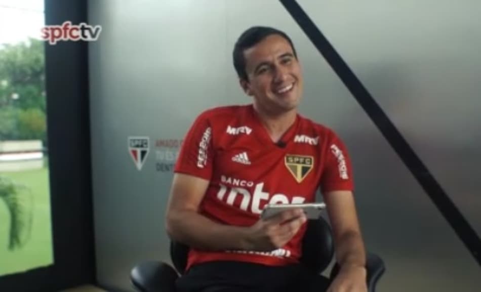VÍDEO: Cobrar pênalti ou ajudar na briga? Pablo responde perguntas dos torcedores do São Paulo