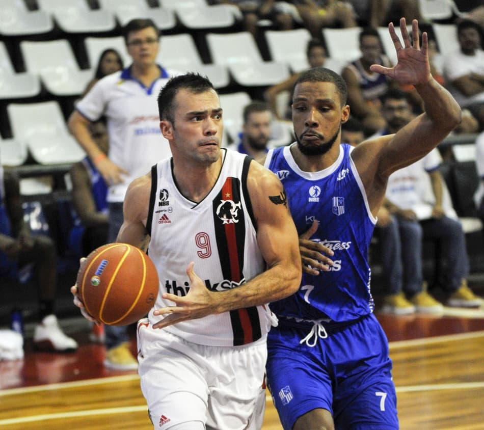 Leandrinho brilha, mas Fla vence Minas e cola nos líderes do NBB
