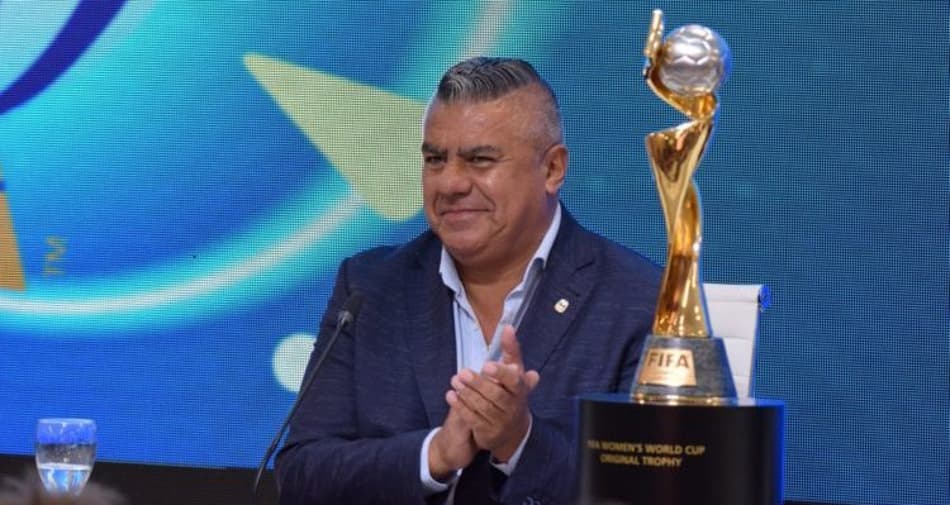 Presidente da AFA quase deixa taça da Copa do Mundo Feminina cair no chão