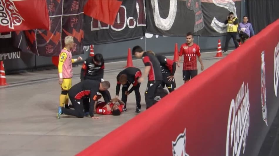 VÍDEO: Anderson Lopes cai de altura de 2 metros ao comemorar gol