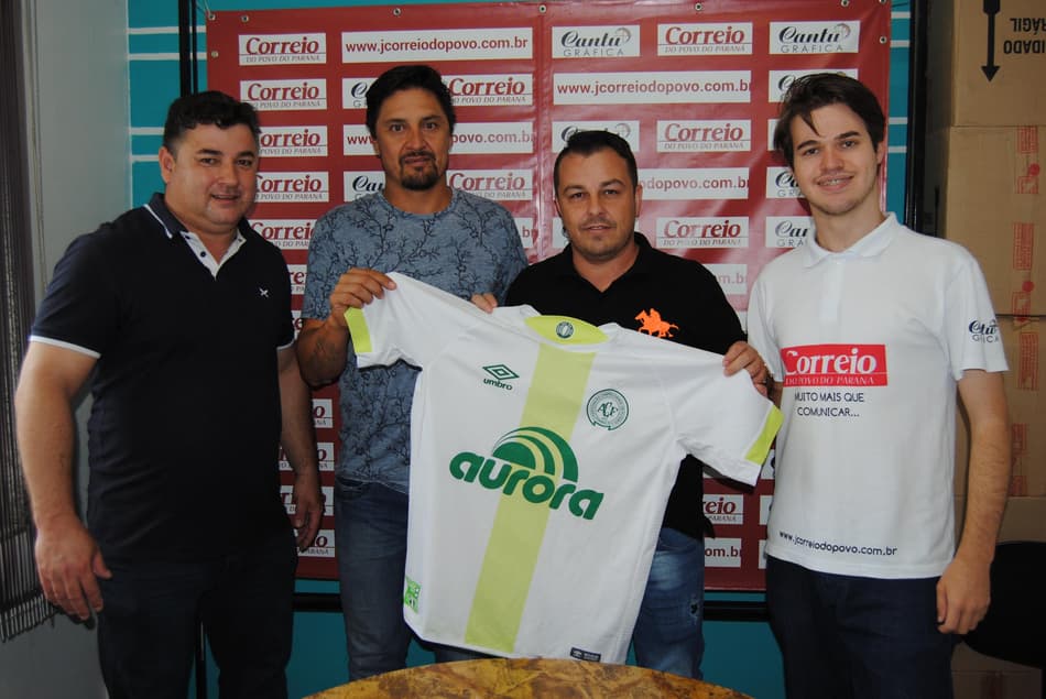 O zagueiro Ávalos segura a camisa da Chapecoense