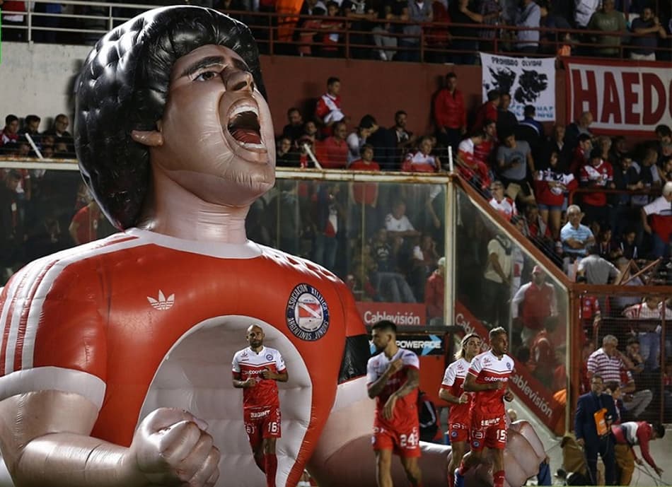 Clube que revelou Maradona faz bela homenagem em túnel inflável